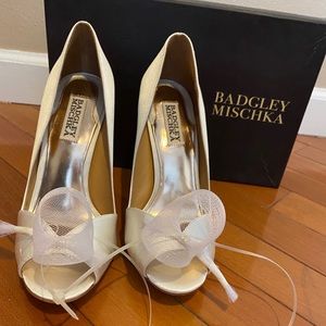 NWT NIB Badgley Mischka off white satin shoes